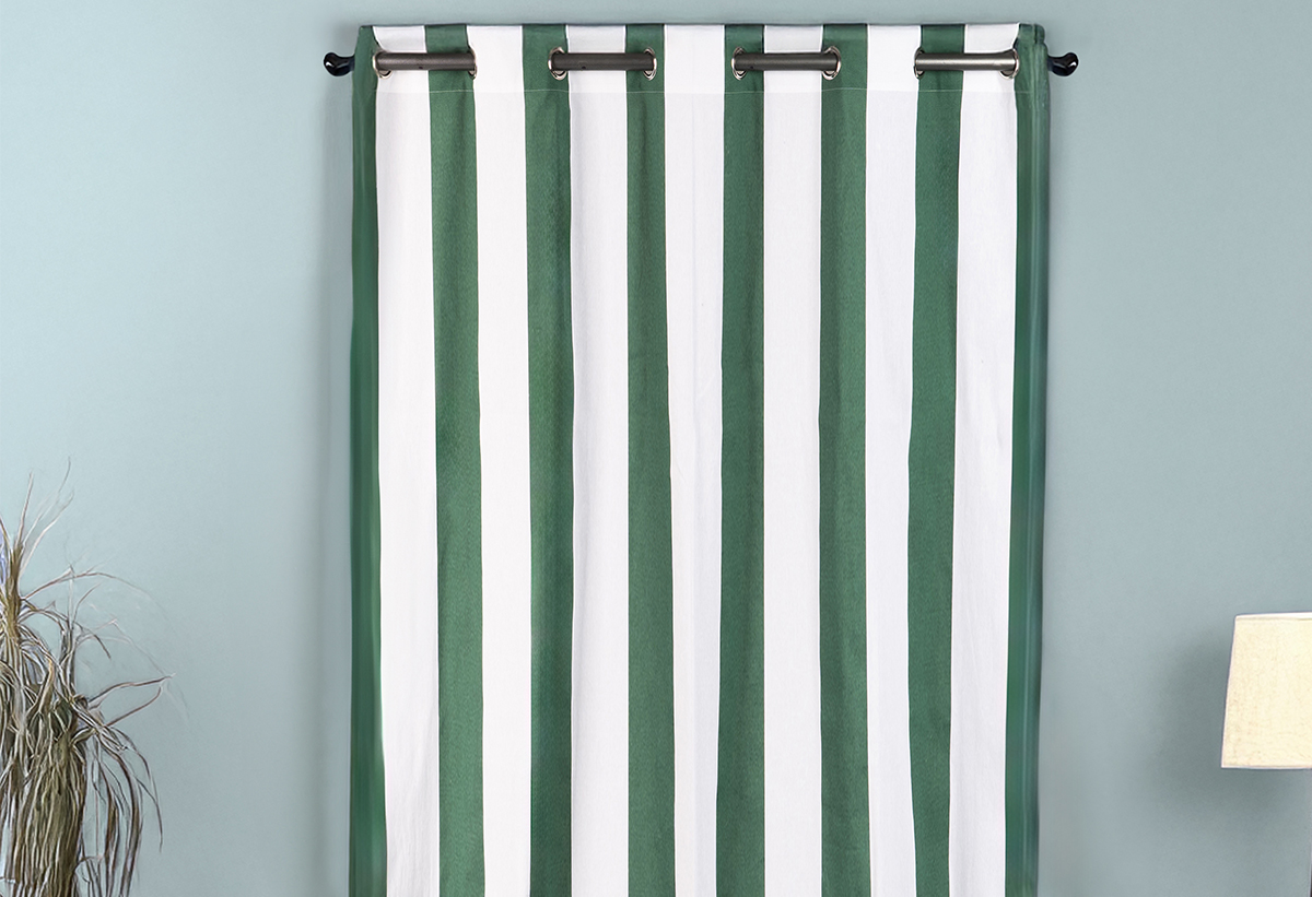 Απεικονίζεται η κουρτίνα Hemithea by Praktiker κρεμασμένη σε ένα μαύρο κουρτινόξυλο.